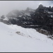 Pizol, der Gipfel. Vorerst geht es aber zum Pizolsattel (links).<br /><br /><b>Wie die Nebel aus den Tälern<br />steigt mein Schmerz ans Licht des Tages.<br />Aus den Schluchten, aus den Mälern<br />blute ich wie sie – und klag es.<br /><br />Steigen sie zum Sonnenkampfe<br />um im Licht zu unterliegen -:<br />Wo ist meine Sonne? – Dumpfer<br />klagt kein Tier. Und stirbt verschwiegen.<br /><br />© by Rudolf G. Binding</b>