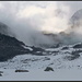 Durch Geröll- und Schneefelder steige ich stetig in die Höhe...<br /><br /><b>Nun wird die Spur der Füße langsam ungetan,<br />Und aus der Tiefe, aus der tiefen Tiefe steigt<br />Das Trübe, schwadengrauer Nebel himmelan.<br /><br />Nun wird der Augen-Aufblick langsam leer,<br />Und aus der Höhe, aus der hohen Höhe neigt<br />Die Wolke sich, sinkt Nebel erdwärts schwer.<br /><br />Nun drängt zu dem verwandten Un-Gesicht<br />Das Wesenlose aus den fahlen Gründen<br />Und hebt sich sehnend ins versäumte Licht.<br /><br />© by Maria Luise Weissmann, 1923</b>