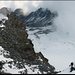 Pizol, auf dem Gipfel. Blick zum Pizolgletscher (rechts), über den der Aufstieg erfolgte.<br /><br /><b>In einer Wolke, schwerer Wetter voll!<br />Mir ist, als zürn' in ihr, wie das Geroll<br />Des Donners, meines Liedes Dräu'n; - als fahre,<br />Wie niederführt der Blitz aus dunkler Luft,<br />So mein Gedanke zuckend durch den Duft,<br />Daß zündend er sich draußen offenbare!<br /><br />O, laßt ihn brechen durch den grauen Flor!<br />O, schreibt dem glüh'nden keine Wege vor!<br />Er ist ein Blitz! wohlan, so laßt ihn blitzen! -<br />Der Nebel senkt sich düster auf das Land;<br />Ich aber will auf dieser Dün' am Strand,<br />Aus einer Wolke zu euch redend, sitzen!<br /><br />© by Ferdinand Freiligrath, 1836</b>