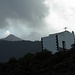 Gipfelkapelle und Teidegipfel-der Teide ist fast exakt 10-mal so hoch wie die Montana de los Frailes