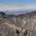 Geologische Vielfalt, im Hintergrund die Stubaier Alpen