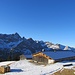 Teepause auf einer Bank oberhalb der Alp