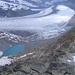 Tiefblick auf den mit Eisbergen bedeckten Gornersee an einem grauen Tag