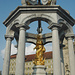 Liebfrauenbrunnen aus dem Jahre 1747 mit einer vergoldeten Marienfigur vor dem Kloster Einsiedeln