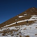 Aufstieg um Gipfel, kaum Schnee auf 2300m