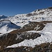 wir befinden uns auf dem Abstieg vom Cassons-Grat über den Flimserstein / hier ein Blick zurück: links als kleiner Punkt die Bergstation Cassons und der Gratverlauf