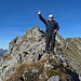 Foto von mir bei einer Gleichgewichtsprüfung auf dem erstiegenen Gipfelchen, die erhobene Hand diente zur Gleichgewichtsfindung