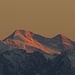 Der einzige Gipfel rundherum, auf dem noch die Sonne scheint: der Olperer / l`unica cima rimasta nel sole: l`Olperer nelle Alpi del Zillertal