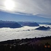 Schleierwolken produzieren mittlerweile interessante Lichtverhältnisse. Unten sieht man das 200 Höhenmeter tiefer gelegene Rigi Kaltbad als kleinen Tiefblick.