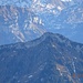 Die Rigi-Hochflue im Zoom. Das Gipfelkreuz ist ebenfalls zu sehen. Im Hintergrund oben links erkennt man schwach die Bergstation des Liftes zum Fronalpstock.