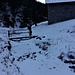 Monica attraversa il ponticello dell'Alpe Noresso che in inverno è decisamente un luogo gelido.