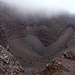 Einblick in den ca. 100-200m tiefer gelegenen Krater. Natürlich darf man hier keine brodelnde Lava oder ähnliches erwarten. Trotzdem ein seltsames Gefühl, zu wissen, dass der Vulkan jederzeit, und auch ziemlich heftig, ausbrechen könnte. Stichwort: [https://de.wikipedia.org/wiki/Plinianische_Eruption Plinianische Eruption].