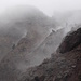 Blick in die Kraterwände. Aus den Felsen steigt etwas Nebel auf, was zeigt, dass der Vesuv immer noch ein aktiver Vulkan ist.