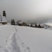 Nun geht es im tiefen Neuschnee auf dem Sommer-Wanderweg zur Alp Gamplüt hinauf, wie man sieht kommt immer mehr Nebel vom Rheintal herauf.