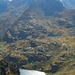 Zwei aus der Eiszeit übriggebliebene Seen südwestlich des Gipfels mit Blick zur albanischen Grenze um den Gusanit. Im Dunst dahinter verschwimmt die Maja e Jezercë