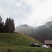 eine Hütte auf der Wanne Alp und der First schon in Sichtweite.