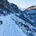 Auf dem Strässchen zur Niderenalp. Die bereits abgesteckte Winterroute würde im Talboden durchführen.