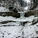Panoramabild des gefronenen Wasserfalles.