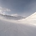 <b>In discesa verso la Val Piora.<br />L’Alpe Piora con una superficie di 3'500 ettari, di cui oltre 1'000 destinati al pascolo produttivo, è il più vasto alpeggio del Cantone Ticino. L’erba che si trova sui pascoli è composta soprattutto da  foraggere aromatiche, quali la piantaggina alpina, il trepiede dorato, l’erba mutarina e le varie tipologie di trifoglio alpino. Durante i mesi estivi, da luglio a settembre, l’alpe ospita circa 500 bovini tra cui vitelli, manzette, manze e mucche da latte.</b>