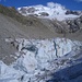 Das leere Seebecken ist mit riesigen Eisbergen gefüllt. 2000 m höher die Gipfel des Monte Rosa