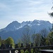 Blick von der sonnigen Terrasse des Berggasthofes Mahdegg zu den Mandlköpfen