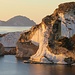 Punta Capo Bianco. Le spiagge di Ponza sono per la maggior parte rocciose, fastagliate e composte da tufo e argilla bianca (caolino), a dimostrazione dell'origine vulcanica dell'isola