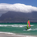 ein tpyisches Bild in Kapstadt - Windsurfer und "Cape Doctor" (der starke Wind, welcher sich durch das "Tischtuch" (Wolke) auf dem Tafelberg bemerkbar macht)