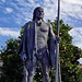 Denkmal im Zentrum Santiago del Teide. Die Statue des Guanchen Alonso Díaz. Bei der Skulptur handelt es sich um einen von José Abad angefertigten Bronzeguss in Lebensgröße. Der im 16. Jahrhundert lebende Guanche Alonso Díaz wurde als Held verehrt, da er sich erfolgreich bei den Mächtigen für die Rückgabe von 200 gestohlenen Ziegen einsetzte. Er erhielt daher auch den Namen "Tapferer Guanche".
