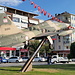 In Kırklareli - Innerhalb des großes Kreisverkehrs im Stadtzentrum ist ein Kampfflugzeug (F5?) aufgestellt.
