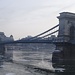 Unter der Kettenbrücke treiben Eisschollen auf der Donau