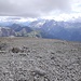 Das große Gipfelplateau der Grohmannspitze mit Marmolada im Hintergrund.