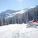 <b>Al Malixer Alp (1758 m) delle sedie a sdraio rosse invitano ad un bagno di sole sulla neve. Resisto alla tentazione e continuo per gli ultimi 850 m fino alla meritata birra sulla Sonnenterrasse di Brambrüesch (1600 m), dove posso scambiare qualche impressione con degli “Einheimische”.</b>