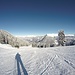 <b>A Hünerköpfe (1947 m) mi porto sui bordi della bellissima pista di sci. I pochi fortunati sciatori del mercoledì si godono delle discese in condizioni perfette: che fantastico paesaggio in questo comprensorio!</b>
