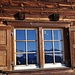 Aroser-Bergwelt spiegelt sich in den Fenstern des Skihauses Hochwang