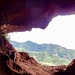 Blick aus der Höhle ins Gebirge.