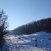 Blick auf den Skihang von Eplény vom Tal aus