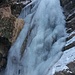 Questa è la cascata di ghiaccio da dove si può volare se non ci si attacca al cordino che aiuta ad attraversare il torrente ghiacciato.