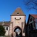Wir durchquerten den Ort südwärts und verließen ihn gen Südwest durch dieses Stadttor.