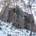 Bald sieht man links oben einen eindrucksvollen, in der Mitte senkrecht gespaltenen Felsen, den ein gemauerter Bogen überspannt. 