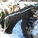Im Hagelschloss. Von der Ruine steht leider nicht mehr viel aufrecht, umso imposanter ist der Mauerbogen über der Felsspalte - den man aber besser nicht überschreitet...
