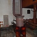 Großartig: Der Kanonenofen mitten in der Kirche.