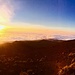 Die Sonne versinkt am Horizont.
