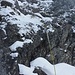 Die M3 Stelle (Zunächst links hoch, dann nach rechts queren und wieder hoch). Nette, anregende Kletterei. Erinnert sehr an die Rubihorn Nordwand. In guten Wintern ist hier sicher Eis.