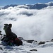 Due scialpinisti ammirano gli effetti delle nuvole