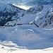 Tiefblick auf die Alp Chessel, dahinter das Simmental