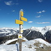 Am Gipfel des Roche Parstire, mit einem Wegweiser als Gipfelzeichen.