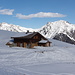 Almhütte auf der Abstiegsroute. Im Hintergrund links Montagne d´Outray (2335 m), rechts Rochers des Enclaves (2465 m).
