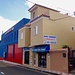 Santiago del Teide. Der kleinste Supermercado im Städtchen und links davon das kleine Floristik-Geschäft. Das blau-rote Gebäude ist das Feuerwehr-Magazin.