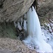 Rechts vom Wasserfall ist ein Brunnen in den Fels eingelassen.