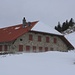 Im windigen Sattel unterhalb des Le Suchet mit der Alphütte Grange Neuve (1356m). Im Sommer hat es hier ein Bergrestaurant.